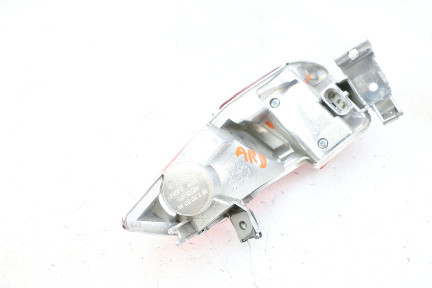 photo de LUZ TRASERA DERECHA PIAGGIO MP3 HPE 300 (2019 - 2026) - Detalles de los puntos de fijación