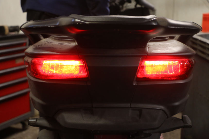 photo de LUZ TRASERA DERECHA PIAGGIO MP3 500 (2016 - 2018) - Zoom sobre los componentes