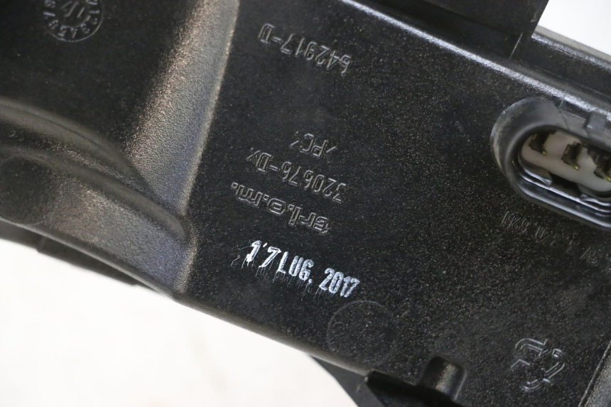 photo de LUZ TRASERA DERECHA PIAGGIO MP3 500 (2016 - 2018) - Primer plano técnico