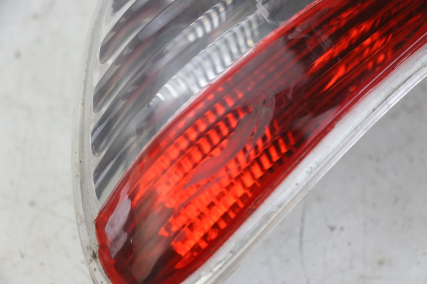 photo de LUZ TRASERA DERECHA PIAGGIO MP3 125 (2006 - 2014)