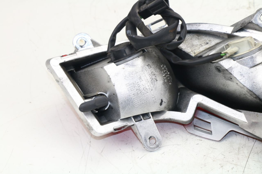 photo de LUZ TRASERA IZQUIERDA HONDA FES S-WING SWING ABS 125 (2007 - 2015)