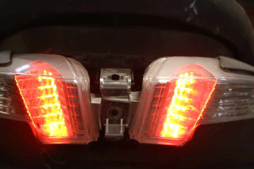 photo de LUZ TRASERA IZQUIERDA PIAGGIO IE MP3 YOURBAN 300 (2011 - 2016)