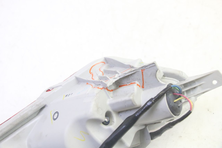 photo de LUZ TRASERA IZQUIERDA YAMAHA TRICITY 300 (2020 - 2024) - Detalles de los puntos de fijación