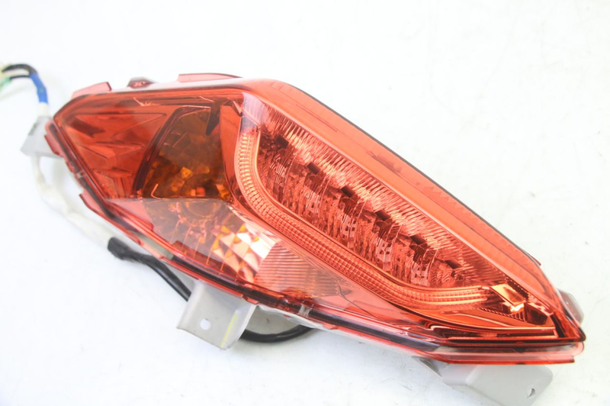 photo de LUZ TRASERA IZQUIERDA YAMAHA XMAX X-MAX 125 (2021 - 2025)