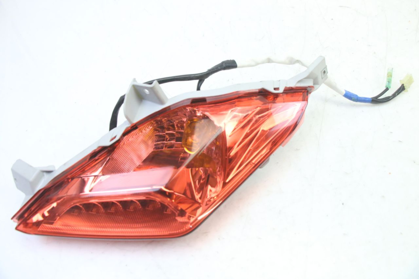 photo de LUZ TRASERA IZQUIERDA YAMAHA XMAX X-MAX 125 (2021 - 2025)