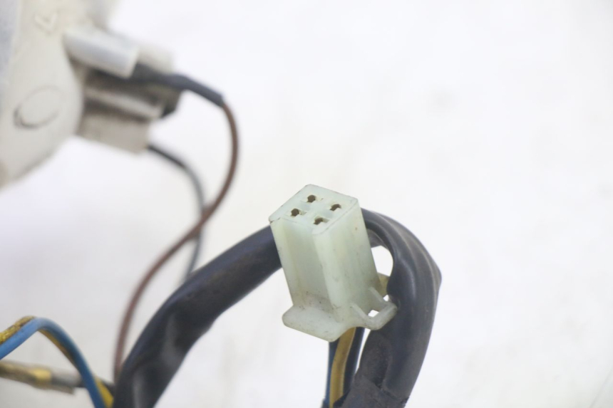 photo de LUZ TRASERA IZQUIERDA YAMAHA YP MAJESTY 125 (2002 - 2006) - Detalles de los puntos de fijación