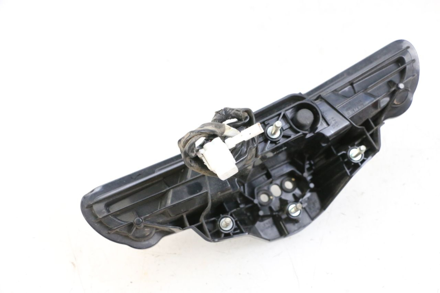 photo de LUZ TRASERA YAMAHA NEO'S CORE 1 (2022 - 2026) - Detalles de los puntos de fijación