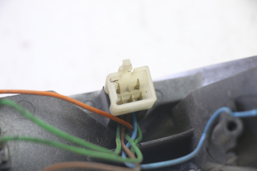 photo de LUZ TRASERA PEUGEOT VIVACITY 100 (1999 - 2008) - Estado de la superficie y material