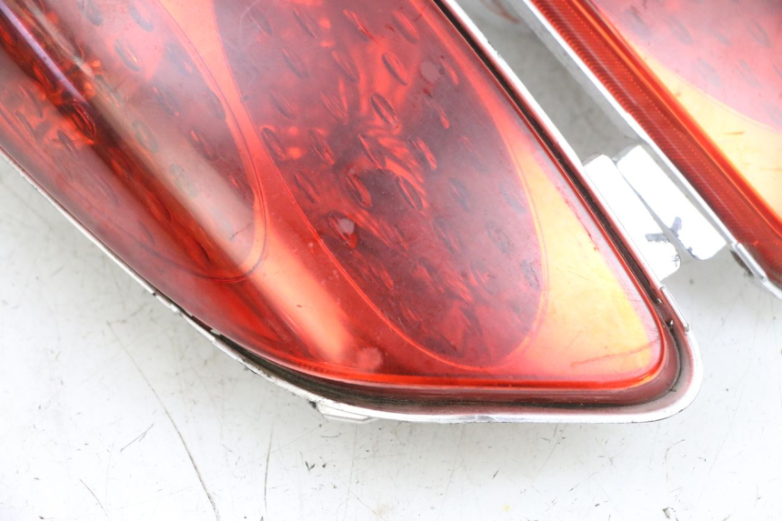 photo de LUZ TRASERA YAMAHA XMAX X-MAX 125 (2006 - 2009) - Primer plano de alta resolución