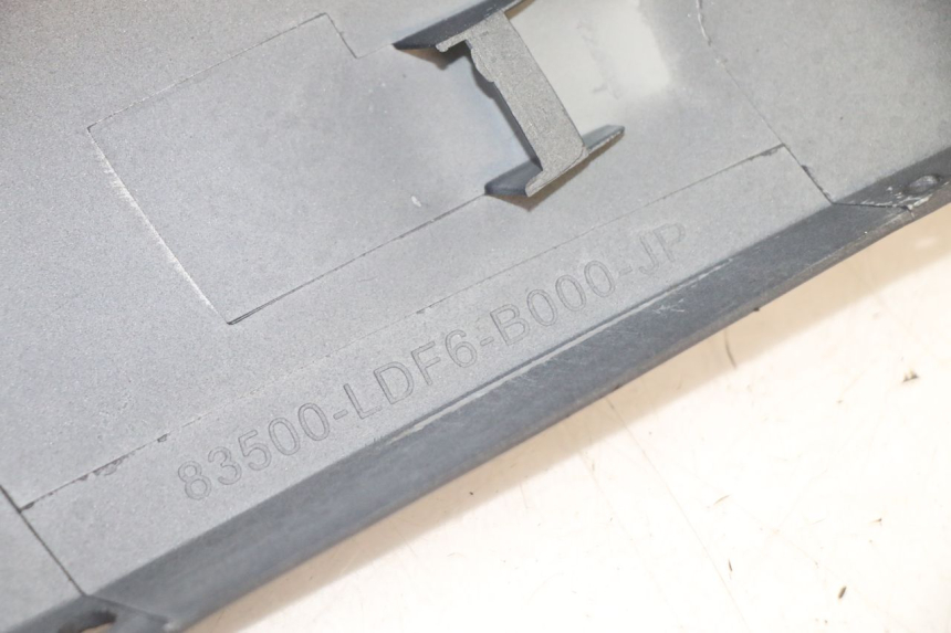 photo de FLANCO TRASERO DERECHO KYMCO AGILITY 4T 50 (2018 - 2022) - Zoom sobre los componentes