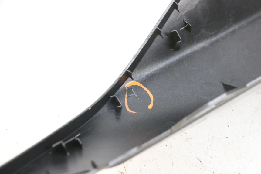 photo de CARENADO TRASERO DERECHA YAMAHA TRICITY 300 (2020 - 2024) - Primer plano técnico