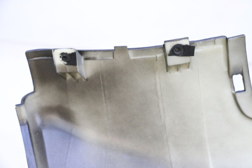 photo de CARENADO TRASERO IZQUIERDA JM MOTORS OLDIES GT 4T 50 (2018 - 2025) - Detalles de los puntos de fijación