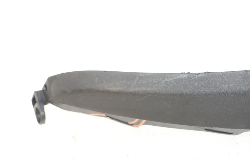 photo de CARENADO DELANTERO DERECHO PIAGGIO MP3 500 (2016 - 2018) - Detalles de los puntos de fijación