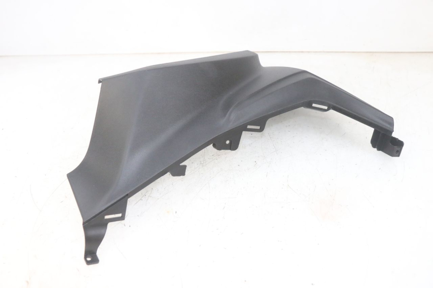 photo de CARENADO DELANTERO IZQUIERDO PIAGGIO MP3 HPE 300 (2019 - 2026) - Detalles de los puntos de fijación