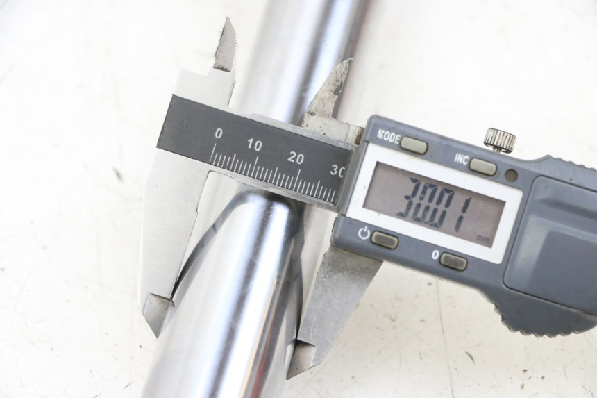 photo de BOTELLA HORQUILLA DERECHA  YAMAHA TTR 125 (2000 - 2020) - Otra perspectiva