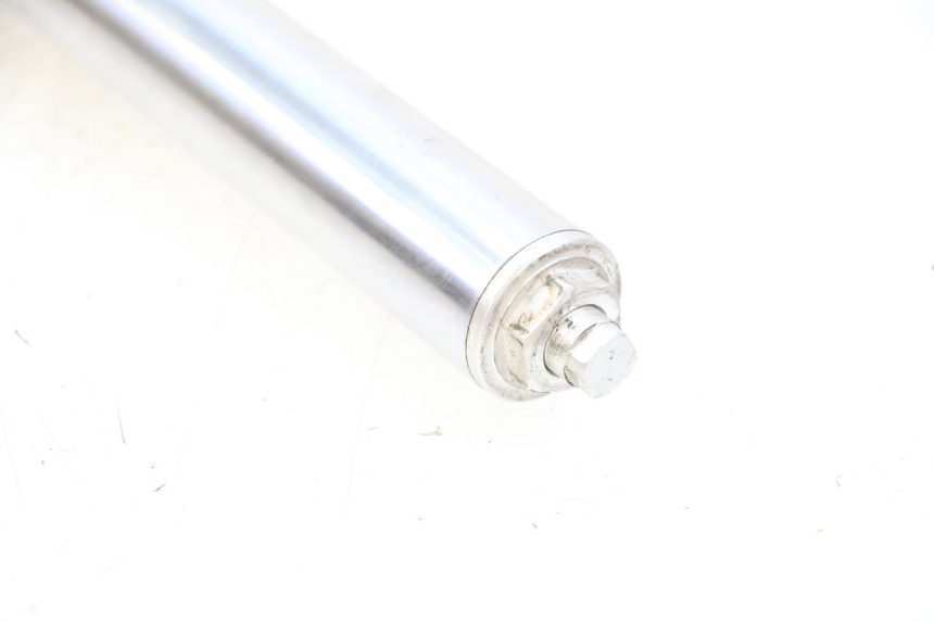 photo de BOTELLA HORQUILLA DERECHA  YAMAHA TTR 125 (2000 - 2020) - Detalles de los puntos de fijación