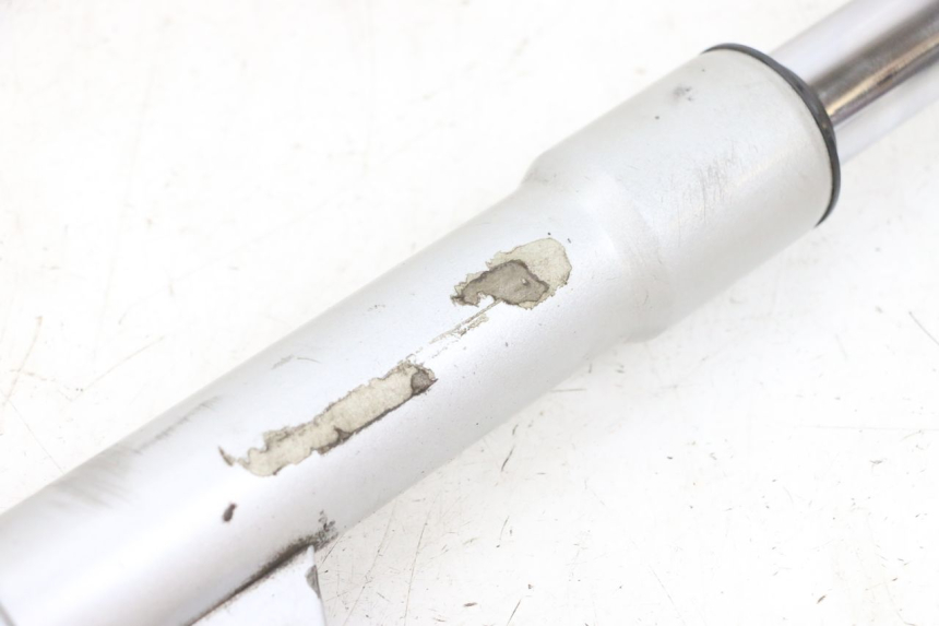 photo de BOTELLA HORQUILLA IZQUIERDA PIAGGIO FLY 4T 50 (2013 - 2017) - Detalles de los puntos de fijación