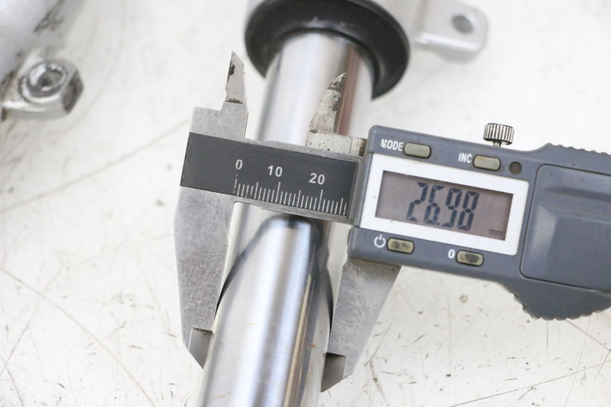 photo de BOTELLA HORQUILLA  PEUGEOT KISBEE 4T 50 (2018 - 2022) - Detalle de la pieza