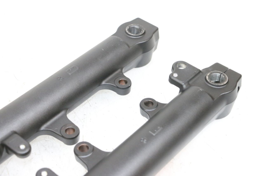 photo de BOTELLA HORQUILLA  YAMAHA MT-07 MT07 ABS 700 (2018 - 2020) - Primer plano técnico