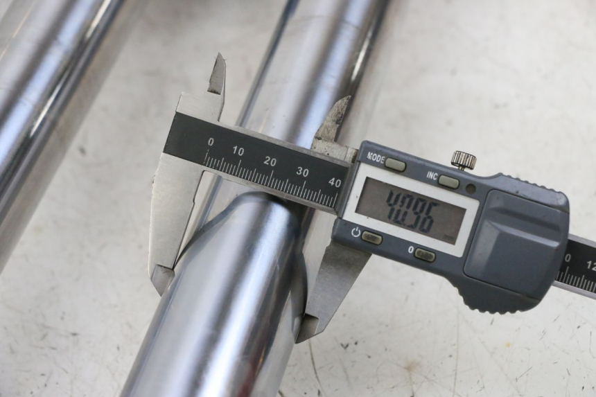 photo de BOTELLA HORQUILLA  KAWASAKI ZR 7 750 (1999 - 2001) - Zoom estado de uso