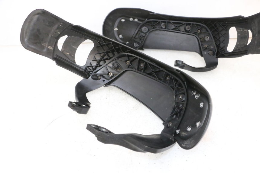 photo de GUARDABARROS DELANTERO PIAGGIO MP3 HPE 300 (2019 - 2026) - Detalles de los puntos de fijación