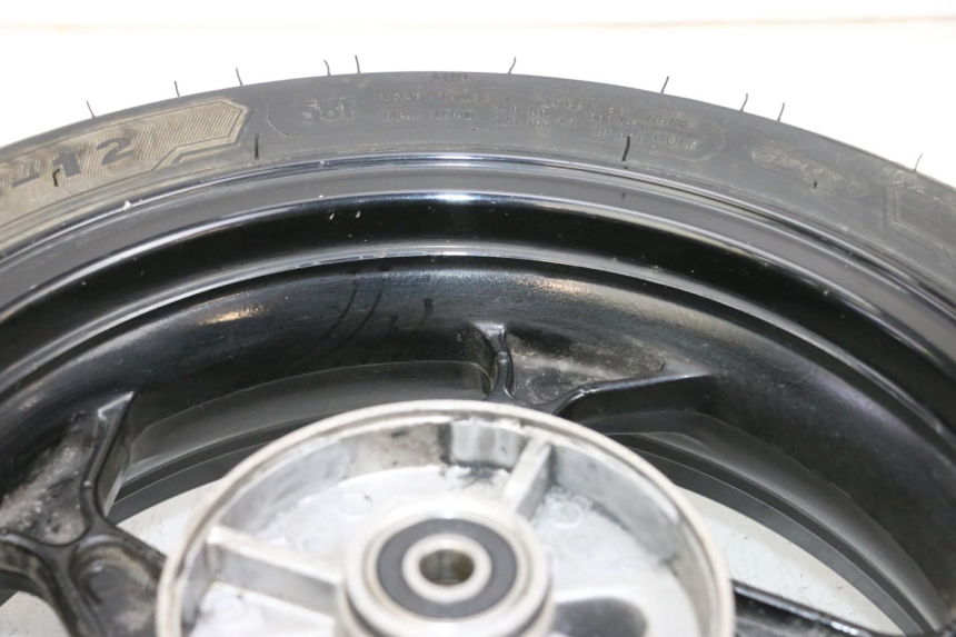 photo de LLANTA TRASERA Y NEUMÁTICO MAG POWER BOMBERS 4T 50 (2016 - 2026) - Primer plano técnico