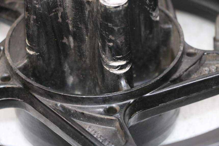 photo de LLANTA TRASERA Y NEUMÁTICO MAG POWER BOMBERS 4T 50 (2016 - 2026) - Detalles de los puntos de fijación