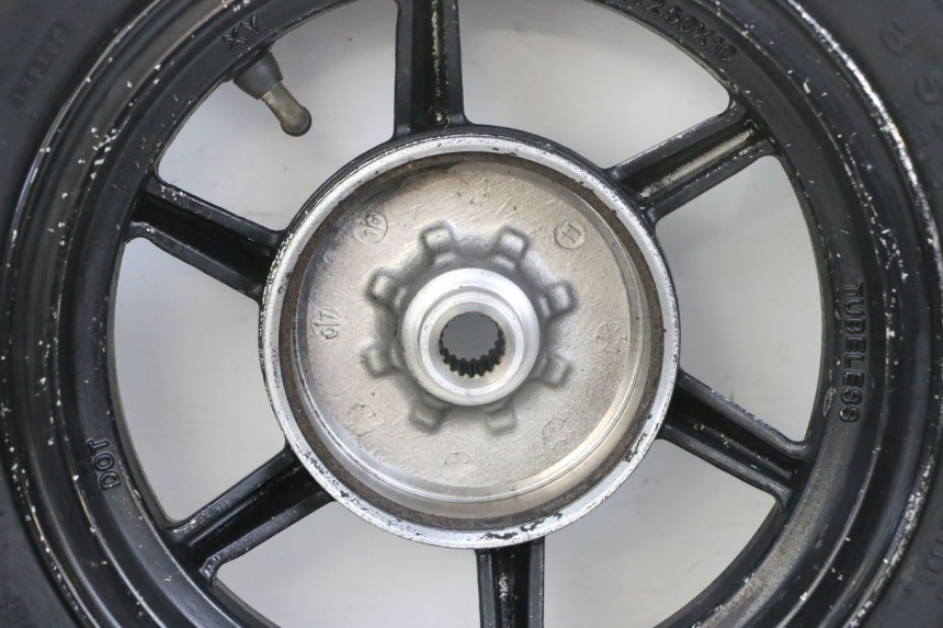 photo de LLANTA TRASERA Y NEUMÁTICO LONGJIA DIGITA 4T 50 (2019 - 2022) - Zoom sobre los componentes