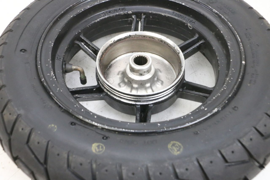 photo de LLANTA TRASERA Y NEUMÁTICO LONGJIA DIGITA 4T 50 (2019 - 2022) - Primer plano técnico