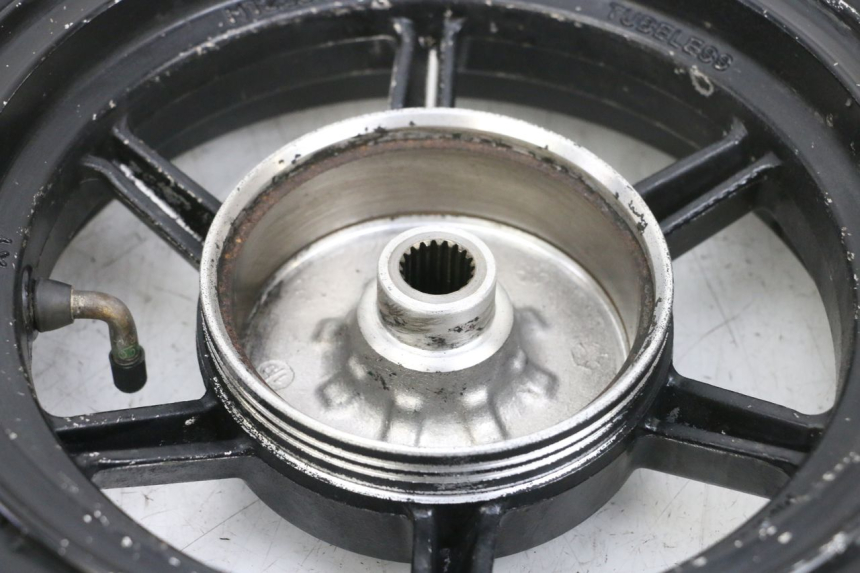 photo de LLANTA TRASERA Y NEUMÁTICO LONGJIA DIGITA 4T 50 (2019 - 2022) - Detalles de los puntos de fijación