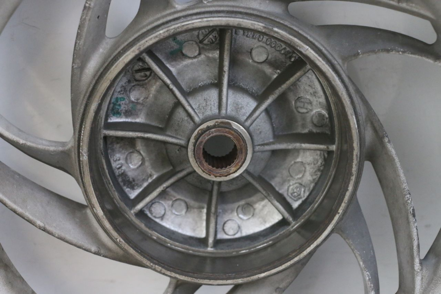 photo de LLANTA TRASERA Y NEUMÁTICO PIAGGIO FLY 4T 50 (2013 - 2017) - Zoom sobre los componentes