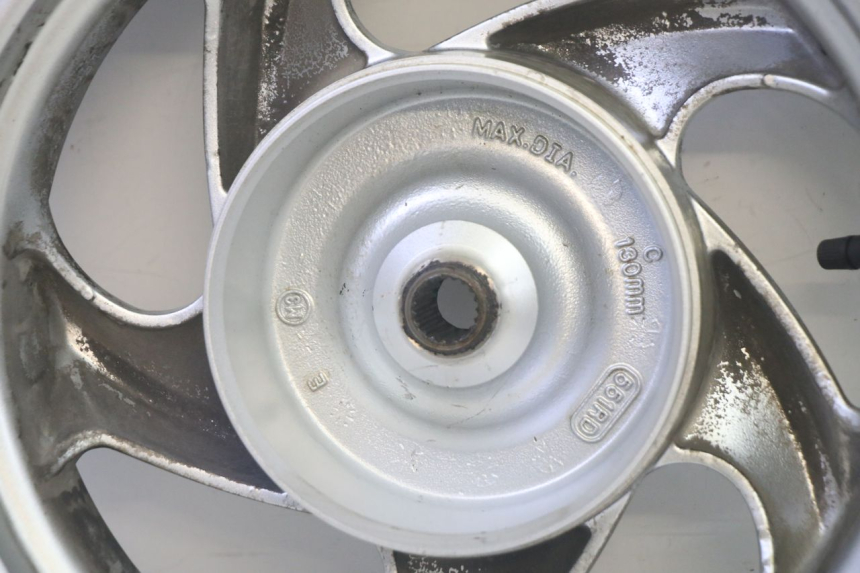 photo de LLANTA TRASERA Y NEUMÁTICO SYM GTS EVO 125 (2009 - 2013) - Primer plano de alta resolución