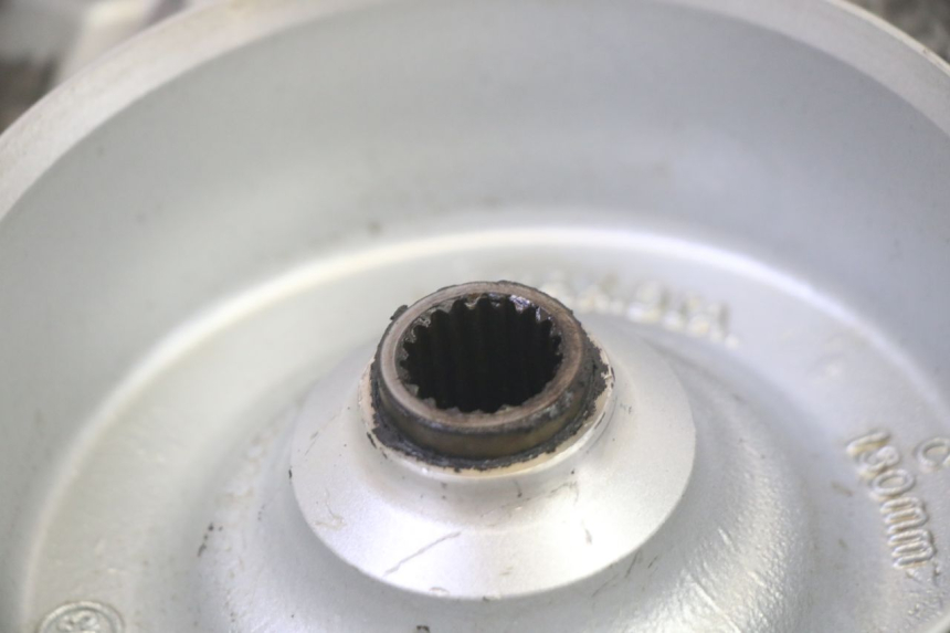 photo de LLANTA TRASERA Y NEUMÁTICO SYM GTS EVO 125 (2009 - 2013) - Inspección visual detallada