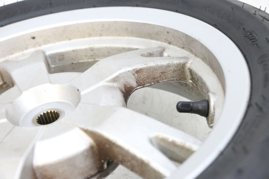 photo de LLANTA TRASERA Y NEUMÁTICO PEUGEOT KISBEE 4T 50 (2018 - 2022) - Detalle de la pieza