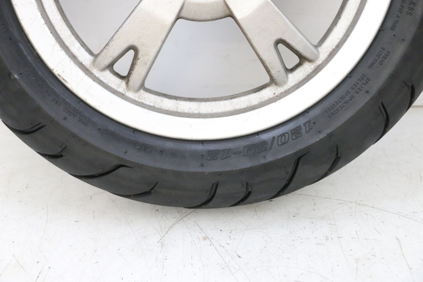 photo de LLANTA TRASERA Y NEUMÁTICO PEUGEOT KISBEE 4T 50 (2018 - 2022) - Primer plano de alta resolución