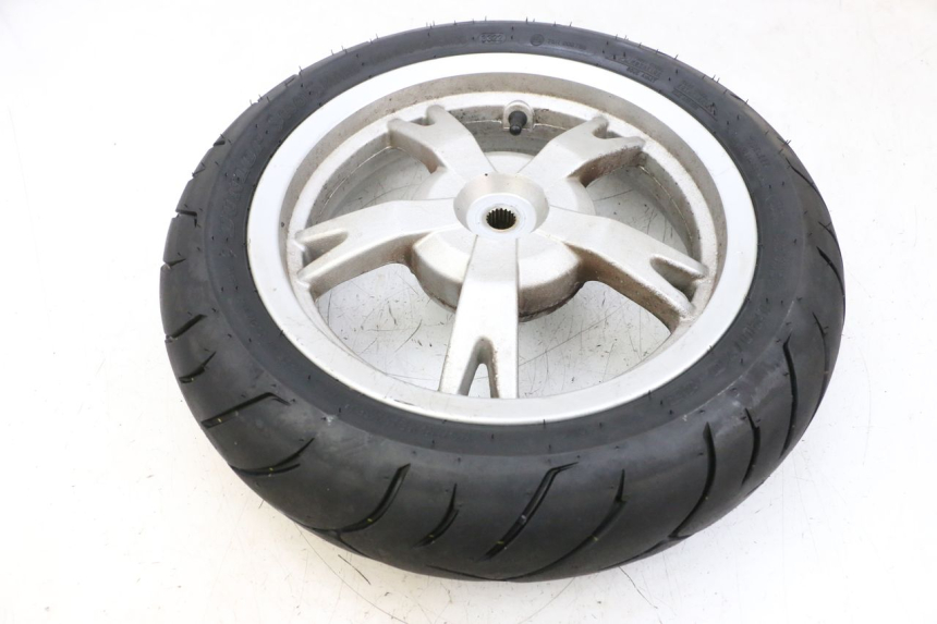 photo de LLANTA TRASERA Y NEUMÁTICO PEUGEOT KISBEE 4T 50 (2018 - 2022) - Estado de la superficie y material