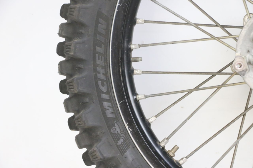 photo de LLANTA TRASERA Y NEUMÁTICO KAWASAKI KXF KX-F 250 (2017 - 2019) - Enfoque en la estructura