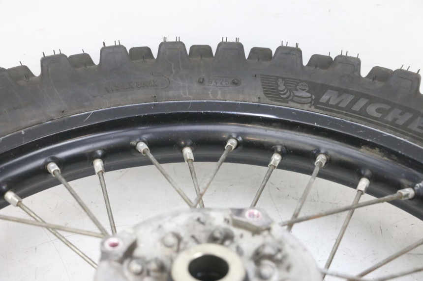 photo de LLANTA TRASERA Y NEUMÁTICO KAWASAKI KXF KX-F 250 (2017 - 2019) - Primer plano técnico