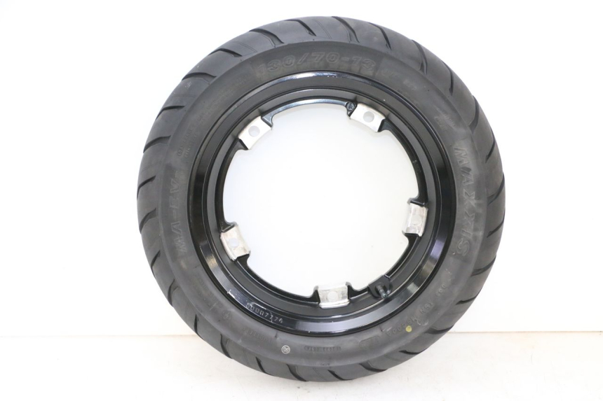 photo de LLANTA TRASERA Y NEUMÁTICO YAMAHA NEO'S CORE 1 (2022 - 2026) - Primer plano de alta resolución