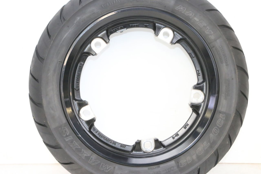 photo de LLANTA TRASERA Y NEUMÁTICO YAMAHA NEO'S CORE 1 (2022 - 2026) - Detalles de los puntos de fijación