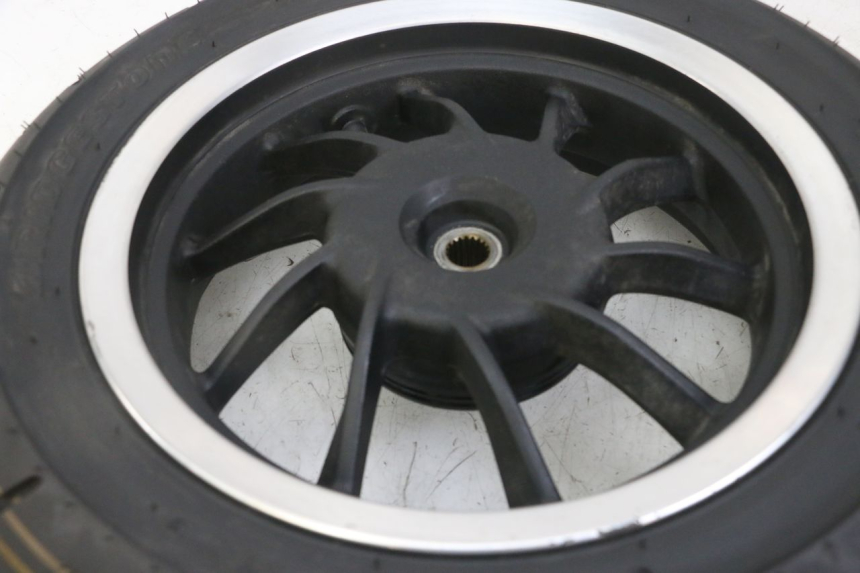 photo de LLANTA TRASERA Y NEUMÁTICO KYMCO LIKE 4T 50 (2019 - 2025) - Detalles de los puntos de fijación