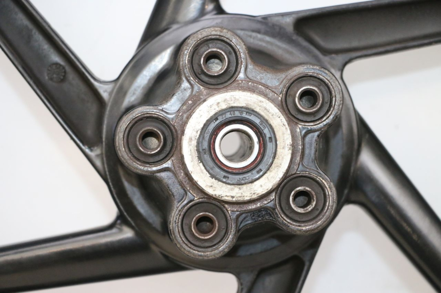 photo de LLANTA TRASERA Y NEUMÁTICO HONDA NSR R 125 (1994 - 2003) - Zoom sobre los componentes