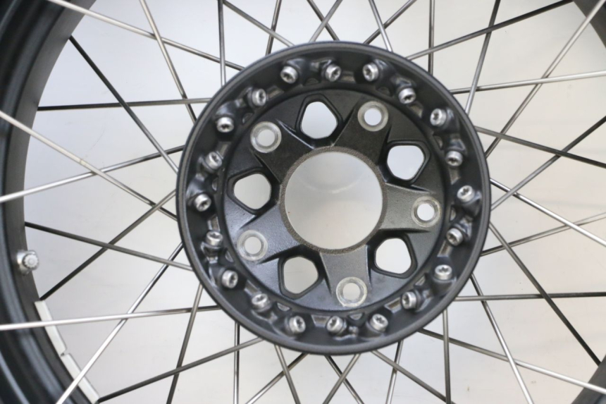 photo de LLANTA TRASERA Y NEUMÁTICO BMW R GS 1250 (2021 - 2024) - Zoom estado de uso