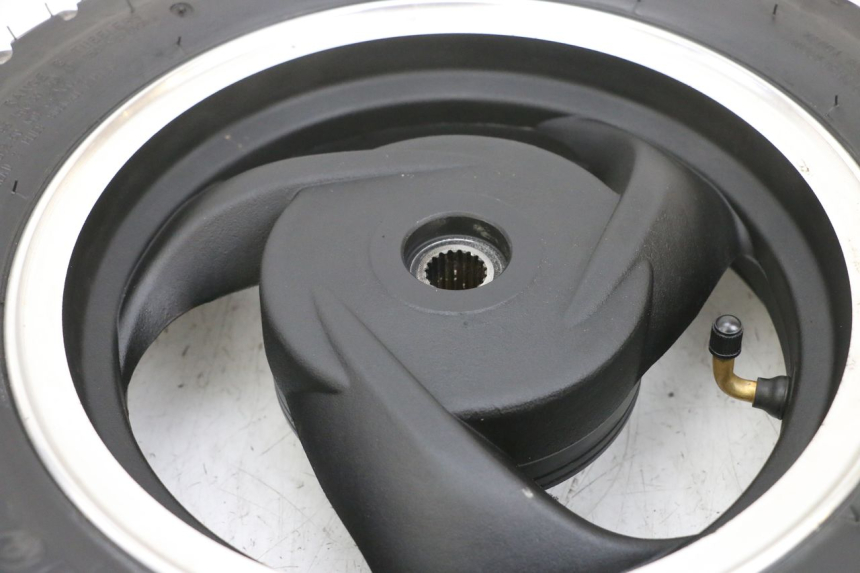 photo de LLANTA TRASERA Y NEUMÁTICO JM MOTORS SANTANA EVO 50 (2024 - 2026) - Zoom sobre los componentes