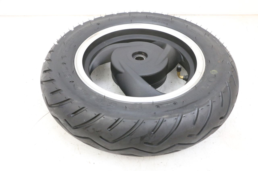 photo de LLANTA TRASERA Y NEUMÁTICO JM MOTORS SANTANA EVO 50 (2024 - 2026) - Primer plano de alta resolución