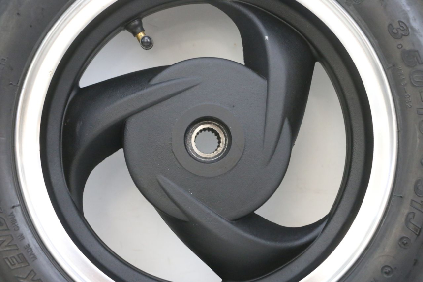 photo de LLANTA TRASERA Y NEUMÁTICO JM MOTORS SANTANA EVO 50 (2024 - 2026) - Zoom estado de uso