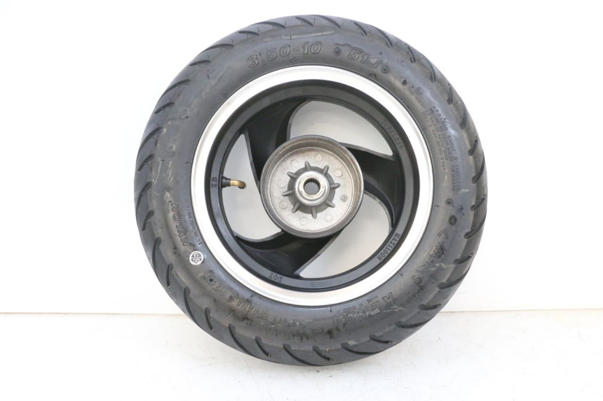 photo de LLANTA TRASERA Y NEUMÁTICO JM MOTORS SANTANA EVO 50 (2024 - 2026) - Estado de la superficie y material