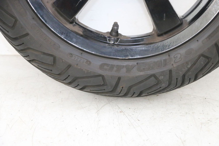 photo de LLANTA TRASERA Y NEUMÁTICO PEUGEOT SATELIS 125 (2013 - 2018) - Primer plano de alta resolución