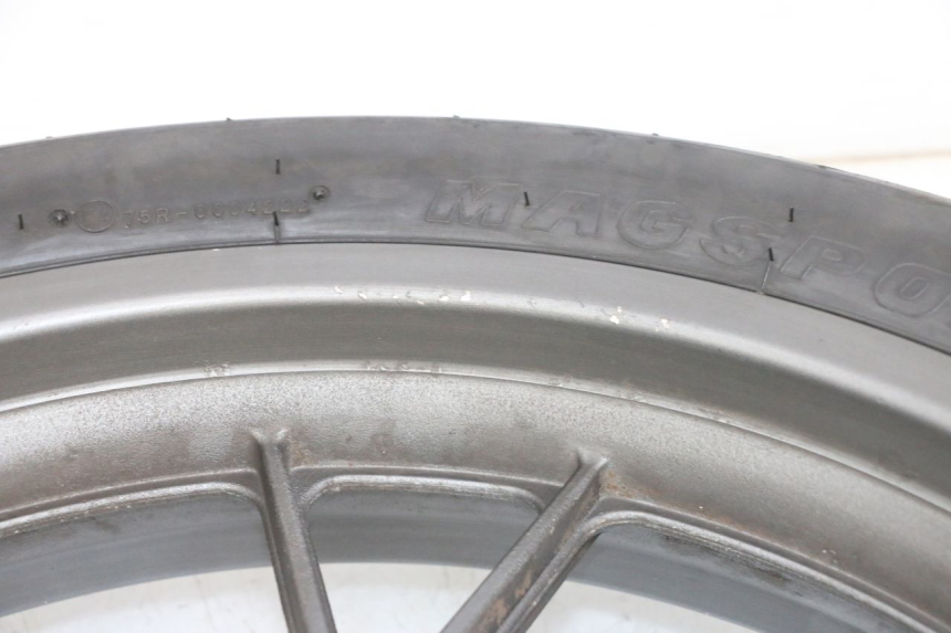 photo de LLANTA TRASERA Y NEUMÁTICO KSR TR SM 50 (2015 - 2018) - Primer plano técnico