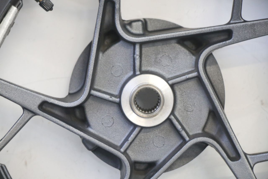 photo de LLANTA TRASERA Y NEUMÁTICO YAMAHA XMAX X-MAX 125 (2021 - 2025)